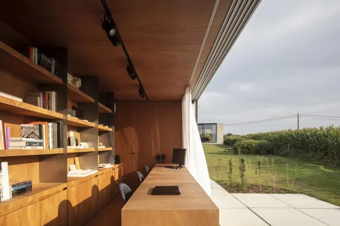 BIM Architecture | Glass Box Reflecting Green Grass and Blue Sky/TOOP