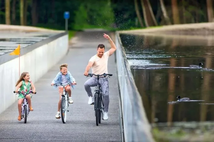 BIM Architecture | Bike Path Through Water/Lens ° ass Architect