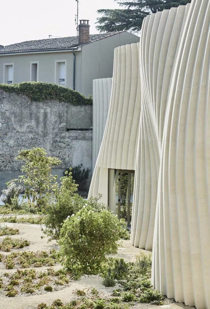 BIM Architecture | Soft and undulating white waves: Chateau de la Roche Brothers