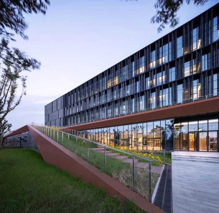 BIM Architecture | Like a Giant Stone Rising from the Site - Qingpu District Archives/UDG Joint Creation Design