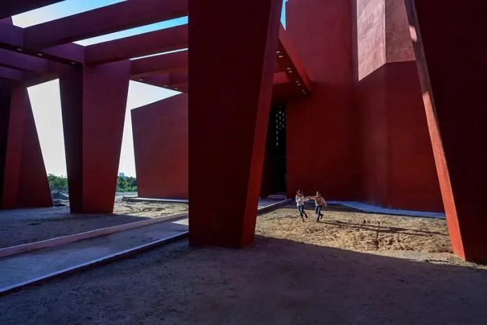 BIM Architecture | Passionate Strike from Fire Red: Campus Under the Shade of Angular Grid Beams/Sanjay Puri