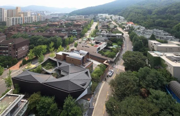 BIM architecture | Dynamic and continuous, forming a mountain range on its own: Korean "siheyuan"/IROJE KHM Architects