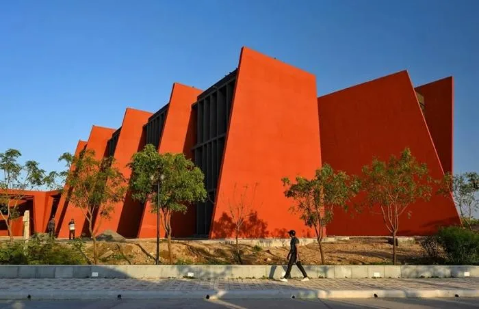 BIM Architecture | Passionate Strike from Fire Red: Campus Under the Shade of Angular Grid Beams/Sanjay Puri
