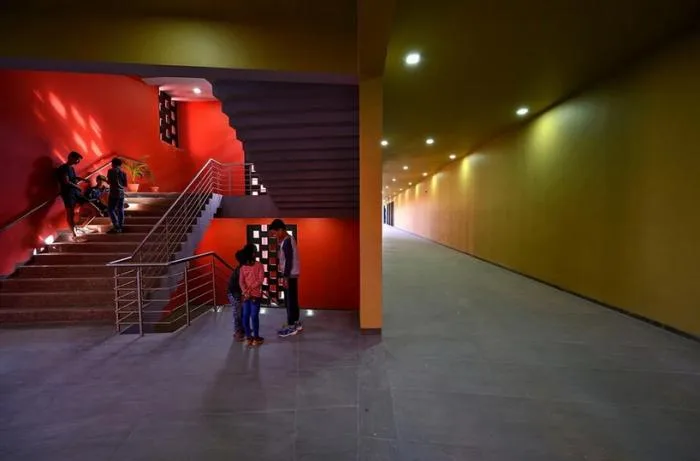 BIM Architecture | Passionate Strike from Fire Red: Campus Under the Shade of Angular Grid Beams/Sanjay Puri