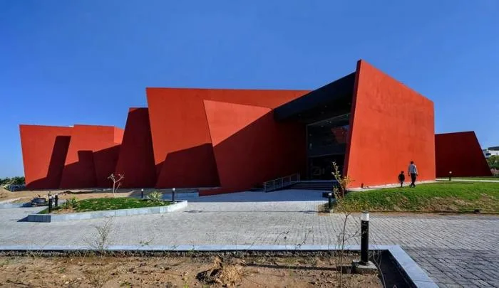 BIM Architecture | Passionate Strike from Fire Red: Campus Under the Shade of Angular Grid Beams/Sanjay Puri