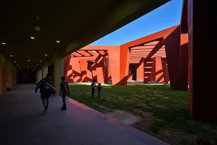 BIM Architecture | Passionate Strike from Fire Red: Campus Under the Shade of Angular Grid Beams/Sanjay Puri