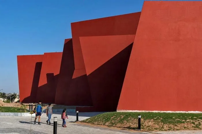 BIM Architecture | Passionate Strike from Fire Red: Campus Under the Shade of Angular Grid Beams/Sanjay Puri