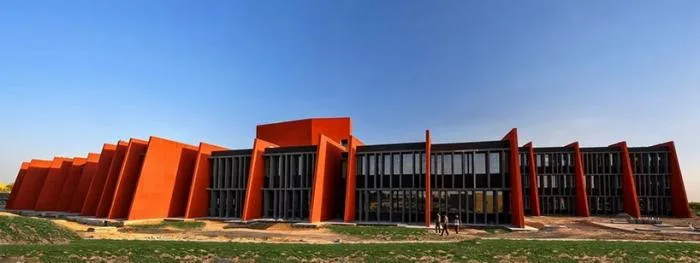 BIM Architecture | Passionate Strike from Fire Red: Campus Under the Shade of Angular Grid Beams/Sanjay Puri