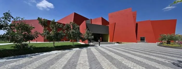 BIM Architecture | Passionate Strike from Fire Red: Campus Under the Shade of Angular Grid Beams/Sanjay Puri