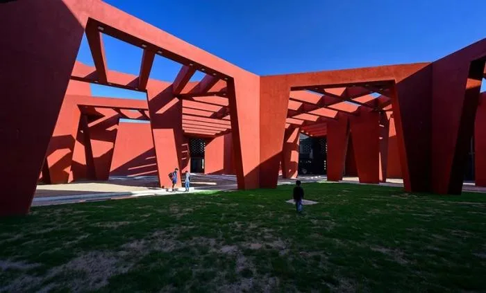 BIM Architecture | Passionate Strike from Fire Red: Campus Under the Shade of Angular Grid Beams/Sanjay Puri