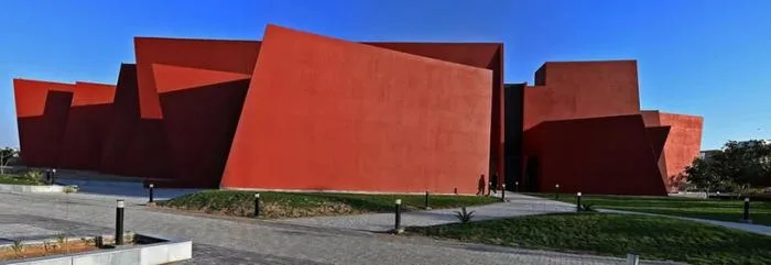BIM Architecture | Passionate Strike from Fire Red: Campus Under the Shade of Angular Grid Beams/Sanjay Puri