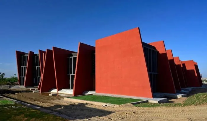 BIM Architecture | Passionate Strike from Fire Red: Campus Under the Shade of Angular Grid Beams/Sanjay Puri