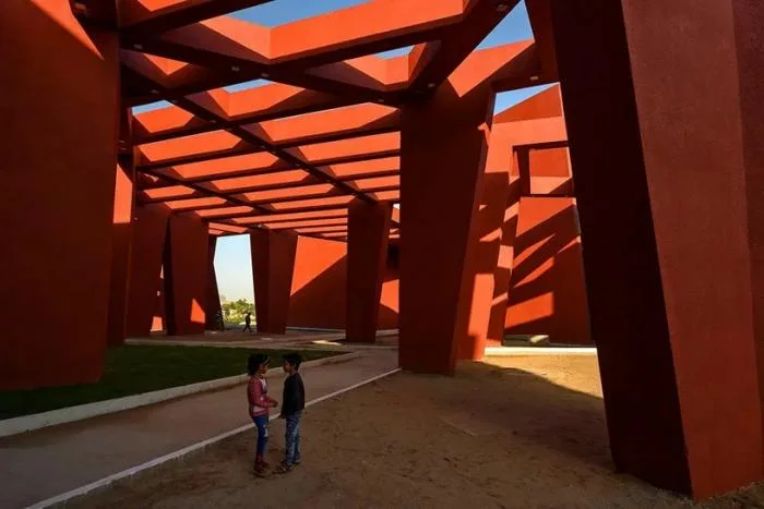 BIM Architecture | Passionate Strike from Fire Red: Campus Under the Shade of Angular Grid Beams/Sanjay Puri