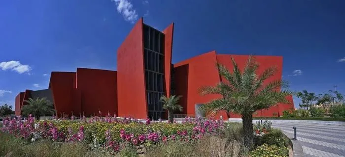 BIM Architecture | Passionate Strike from Fire Red: Campus Under the Shade of Angular Grid Beams/Sanjay Puri