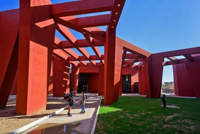 BIM Architecture | Passionate Strike from Fire Red: Campus Under the Shade of Angular Grid Beams/Sanjay Puri