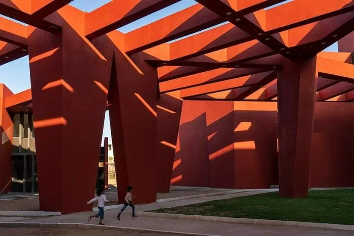 BIM Architecture | Passionate Strike from Fire Red: Campus Under the Shade of Angular Grid Beams/Sanjay Puri