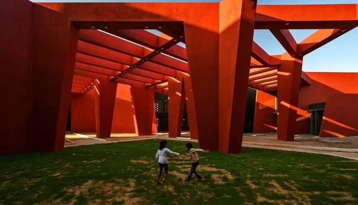 BIM Architecture | Passionate Strike from Fire Red: Campus Under the Shade of Angular Grid Beams/Sanjay Puri