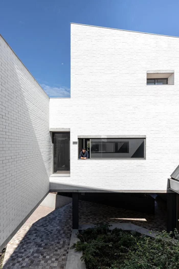 BIM Architecture | Transparent Breathing Under the Surface: Ecuador Natural Building