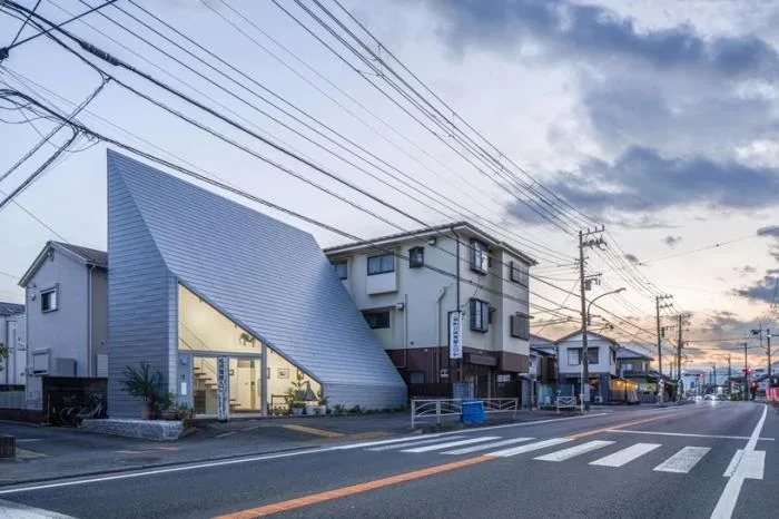 BIM Architecture | 3D Composition of Sloping Roofs and Diagonal Exhibition Walls: Japan 8.5 Residential/DOG