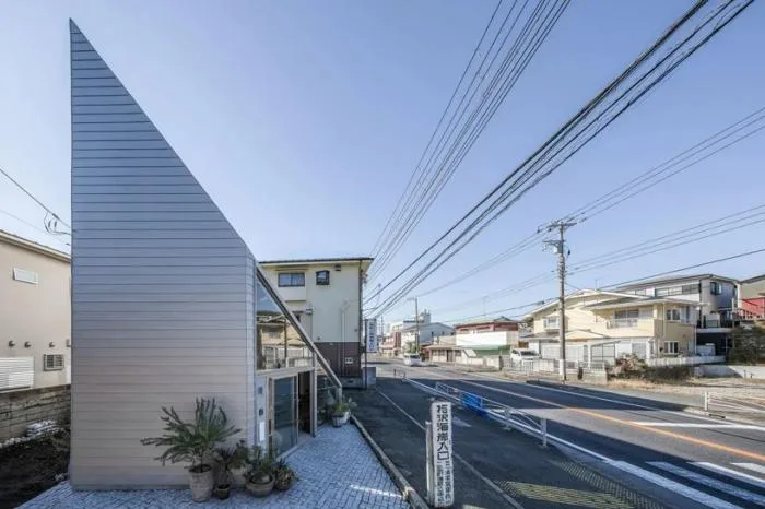 BIM Architecture | 3D Composition of Sloping Roofs and Diagonal Exhibition Walls: Japan 8.5 Residential/DOG