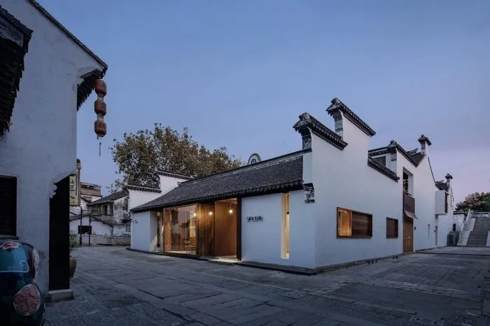 BIM architecture | Creating a modern and warm space under white walls and black tiles, Zhishe Nanchan Guanshui Hotel/Benzhe Architecture