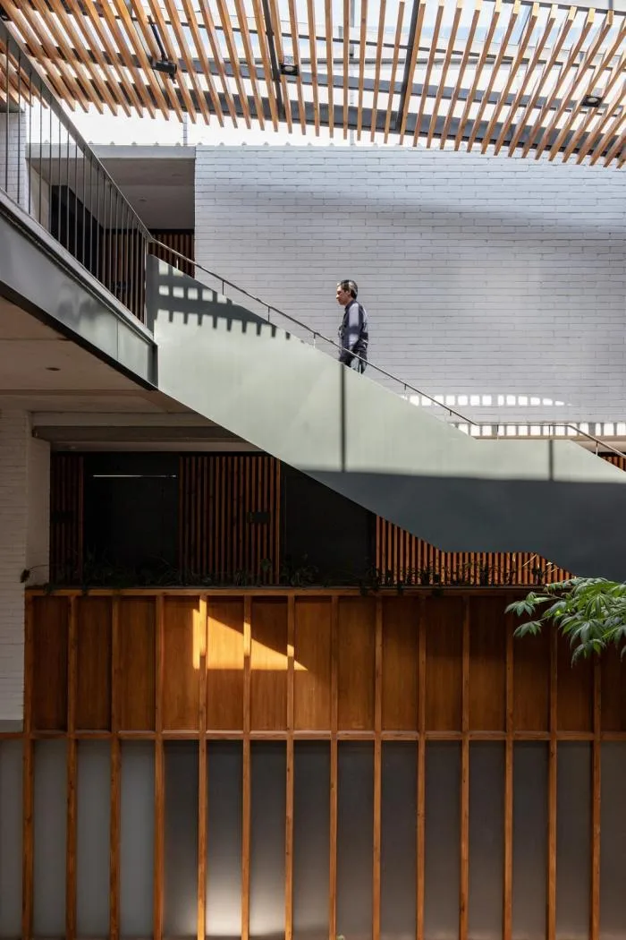 BIM Architecture | Transparent Breathing Under the Surface: Ecuador Natural Building