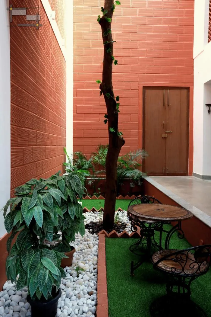 BIM architecture | solemn and transparent, elegant and natural - Indian red "treehouse"/PG Associates