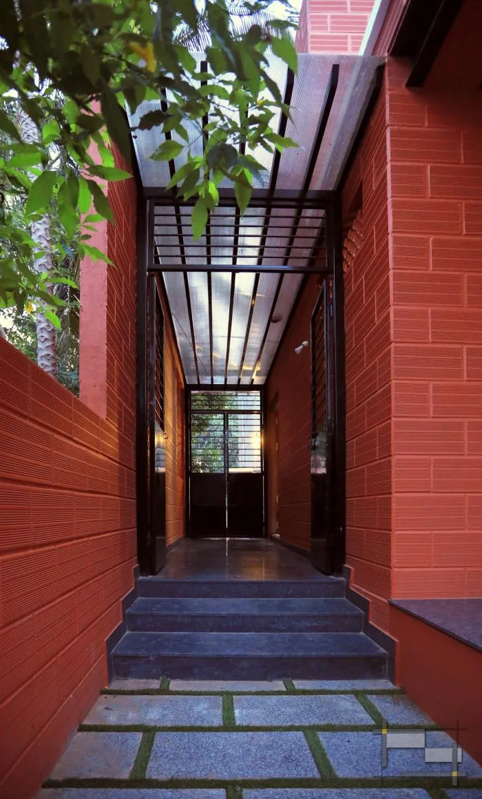BIM architecture | solemn and transparent, elegant and natural - Indian red "treehouse"/PG Associates