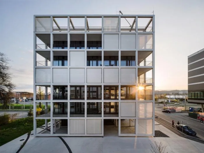 BIM Architecture | Outer Square and Inner Circle, Half Concealed Transparent Light and Shadow - C& P Company Headquarters