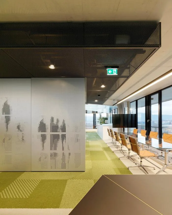 BIM Architecture | Outer Square and Inner Circle, Half Concealed Transparent Light and Shadow - C& P Company Headquarters