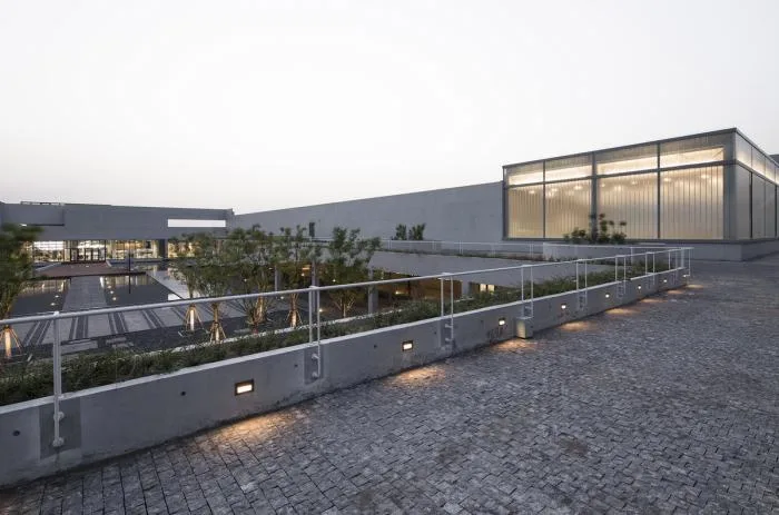 Continuous trail view towards the inner courtyard © Luotang Architecture Photography