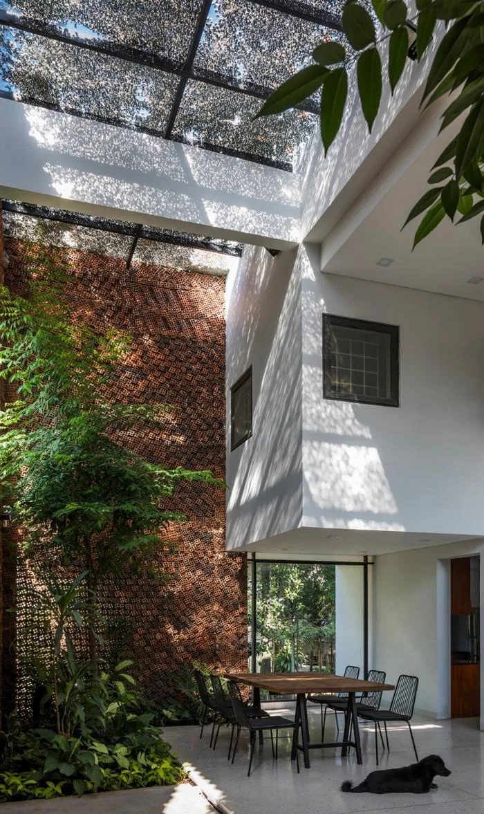BIM Architecture | Gentle Breeze, Fluttering Light and Shadow: Vietnam's 'Self breathing' Wall House