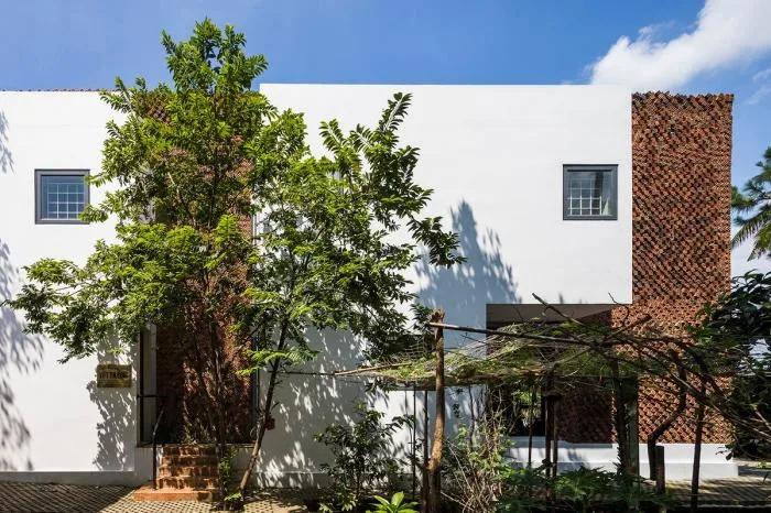 BIM Architecture | Gentle Breeze, Fluttering Light and Shadow: Vietnam's 'Self breathing' Wall House