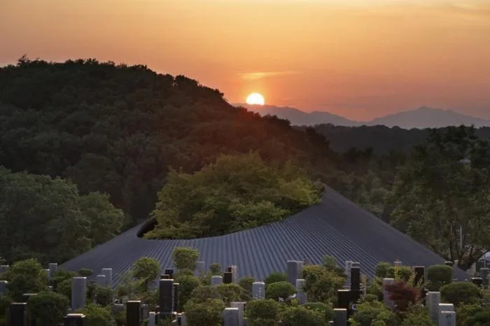 BIM Architecture | Like a Round Hat: Cemetery Community Hall by the Narrow Mountain Lake/Nakamura Taki& NAP