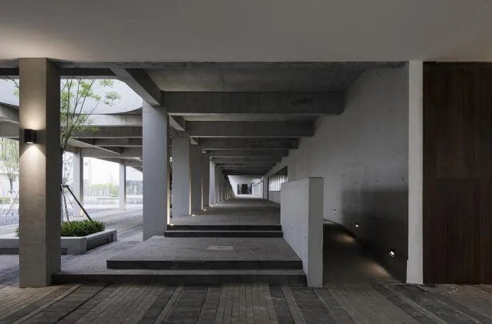 Corridor space © Peter Dixie (UK)/Luotang Architectural Photography