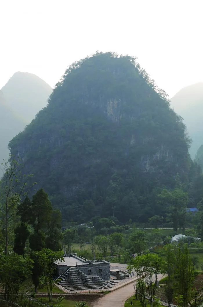 BIM Architecture | Giant Stone Creeping at the Foot of the Mountain: Louna Camping Service Center/Li Xinggang Studio