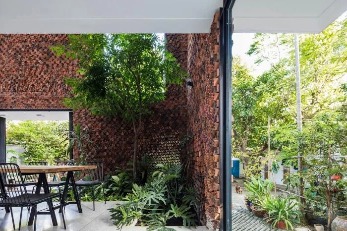 BIM Architecture | Gentle Breeze, Fluttering Light and Shadow: Vietnam's 'Self breathing' Wall House