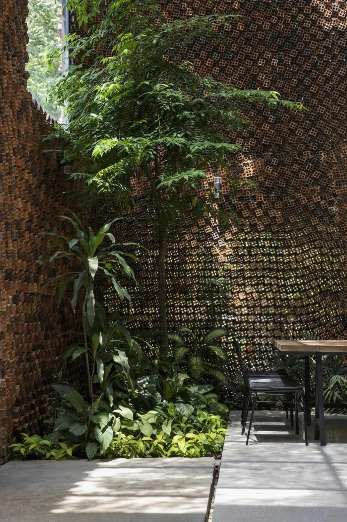BIM Architecture | Gentle Breeze, Fluttering Light and Shadow: Vietnam's 'Self breathing' Wall House