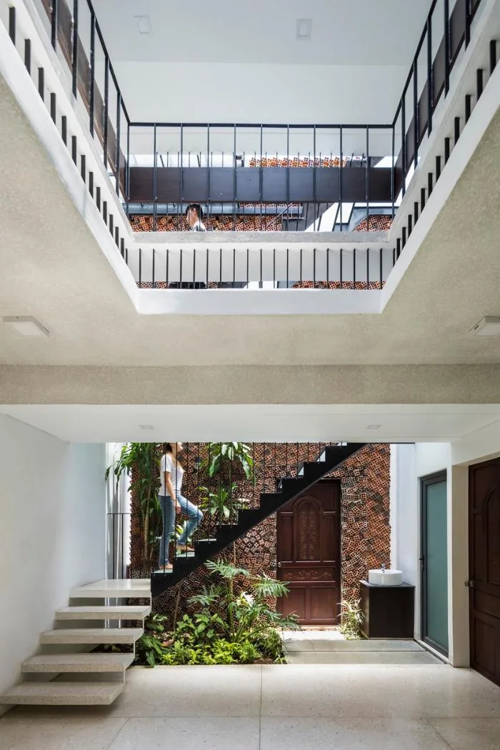 BIM Architecture | Gentle Breeze, Fluttering Light and Shadow: Vietnam's 'Self breathing' Wall House