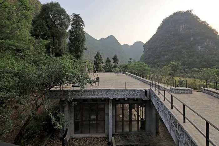 BIM Architecture | Giant Stone Creeping at the Foot of the Mountain: Louna Camping Service Center/Li Xinggang Studio