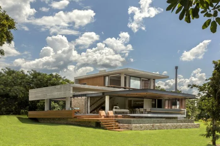 BIM architecture | Creating hierarchical and horizontally nested spaces: Brazilian "movie" residences