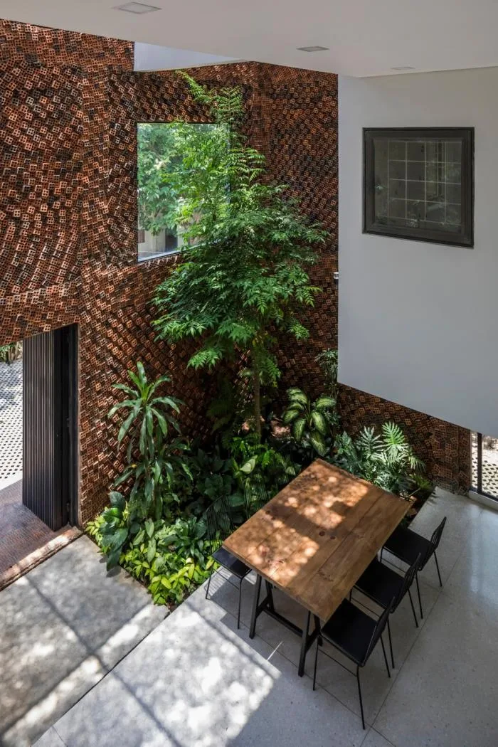 BIM Architecture | Gentle Breeze, Fluttering Light and Shadow: Vietnam's 'Self breathing' Wall House