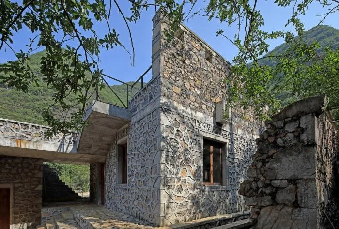 BIM Architecture | Giant Stone Creeping at the Foot of the Mountain: Louna Camping Service Center/Li Xinggang Studio