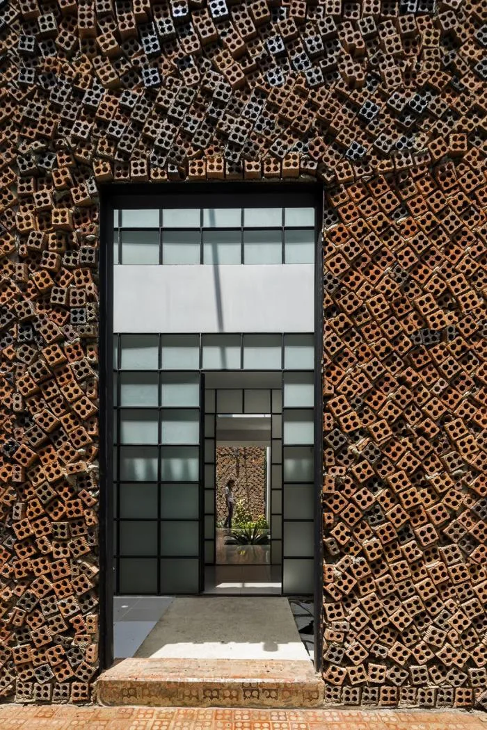 BIM Architecture | Gentle Breeze, Fluttering Light and Shadow: Vietnam's 'Self breathing' Wall House