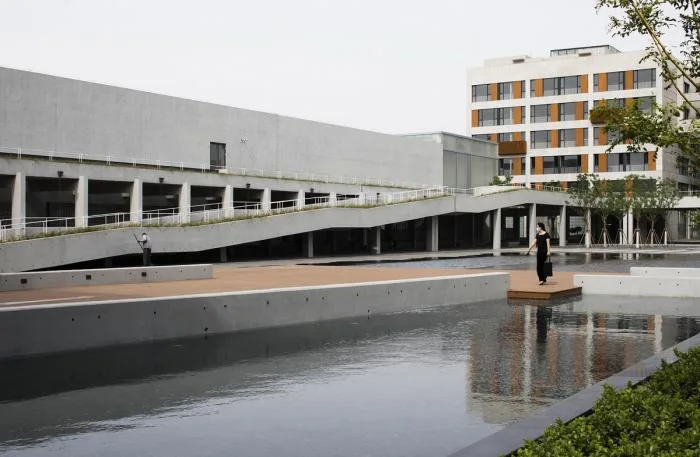 View towards the continuous walkway from the landscape pool © Peter Dixie (UK)/Luotang Architectural Photography