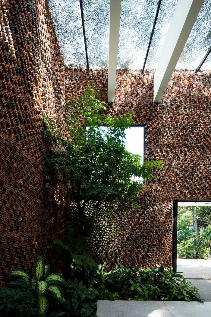 BIM Architecture | Gentle Breeze, Fluttering Light and Shadow: Vietnam's 'Self breathing' Wall House
