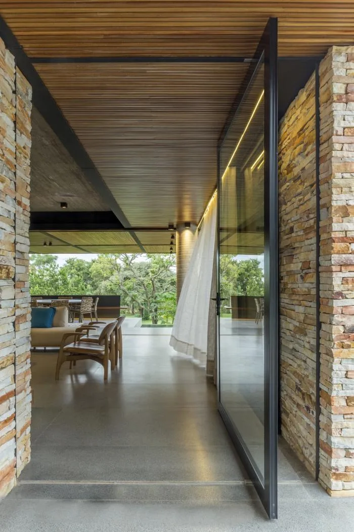 BIM architecture | Creating hierarchical and horizontally nested spaces: Brazilian "movie" residences