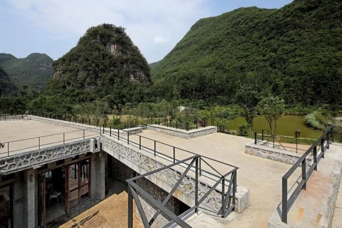 BIM Architecture | Giant Stone Creeping at the Foot of the Mountain: Louna Camping Service Center/Li Xinggang Studio