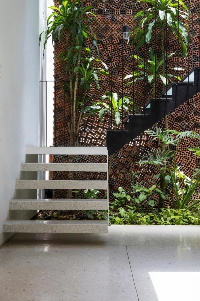 BIM Architecture | Gentle Breeze, Fluttering Light and Shadow: Vietnam's 'Self breathing' Wall House