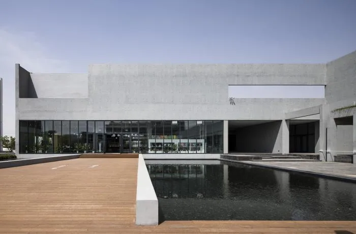 Landscape pool looking towards fabric library/designer studio © Peter Dixie (UK)/Luotang Architectural Photography